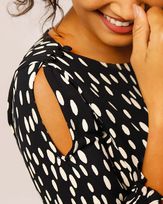 blusa-crepe-estampa-pingos-preto-bt80600221-04