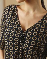 Blusa-Tecido-Estampa-Poas-Argolas-Preto