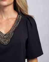 Blusa-Crepe-Decote-com-Pala-Bordada-Preto