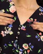 Blusa-Crepe-Floral-Black-Botoes-Cobertos-Preto