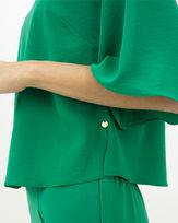 Blusa-Alfaiataria-Decote-com-Botoes-Cobertos-Verde