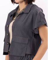 Camisa-Cropped-Jeans-Leve-Bolsos-Utilitario-Preto