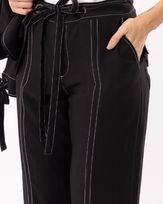 Calca-Reta-Alfaiataria-Twill-Pespontos-Contrastantes-e-Ilhoses-Preto