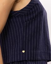 Blusa-Cropped-Alfaiataria-Risca-de-Giz-Botoes-Personalizados-Marinho
