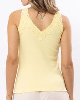 Blusa-Malha-Canelada-Decote-com-Renda-Amarelo