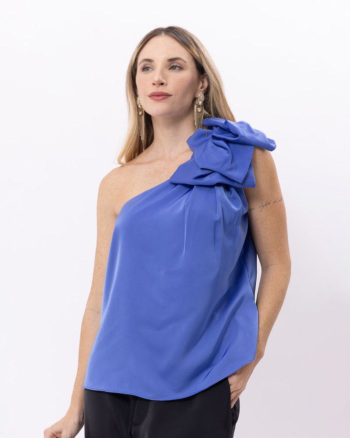 Blusa-Alfaiataria-Acetinada-Ombro-So-com-Detalhe-de-Pregas-Azul