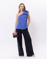 Blusa-Alfaiataria-Acetinada-Ombro-So-com-Detalhe-de-Pregas-Azul