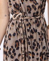 Vestido-Longo-Tule-Plissado-Estampa-Leopardo-Decote-Colar-Metal-Estampado