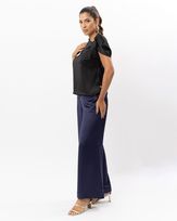 blusa-alfaiataria-acetinada-decote-assimetrico-com-pregas-preto--bt50121124-02.jpg