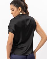 blusa-alfaiataria-acetinada-decote-assimetrico-com-pregas-preto--bt50121124-03.jpg
