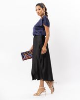 saia-midi-alfaiataria-acetinada-preto--st50101124-02.jpg