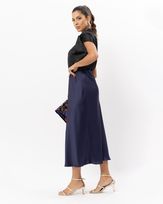 saia-midi-alfaiataria-acetinada-marinho--st50101124-02.jpg