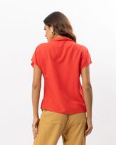 blusa-viscose-de-linho-gola-virada-com-botao-vermelho--bt50061124-03.jpg