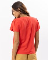 blusa-viscose-textura-linho-flor-manual-nas-mangas-vermelho--bt50861224-03.jpg