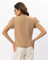 blusa-viscose-textura-linho-flor-manual-nas-mangas-caqui--bt50861224-03.jpg