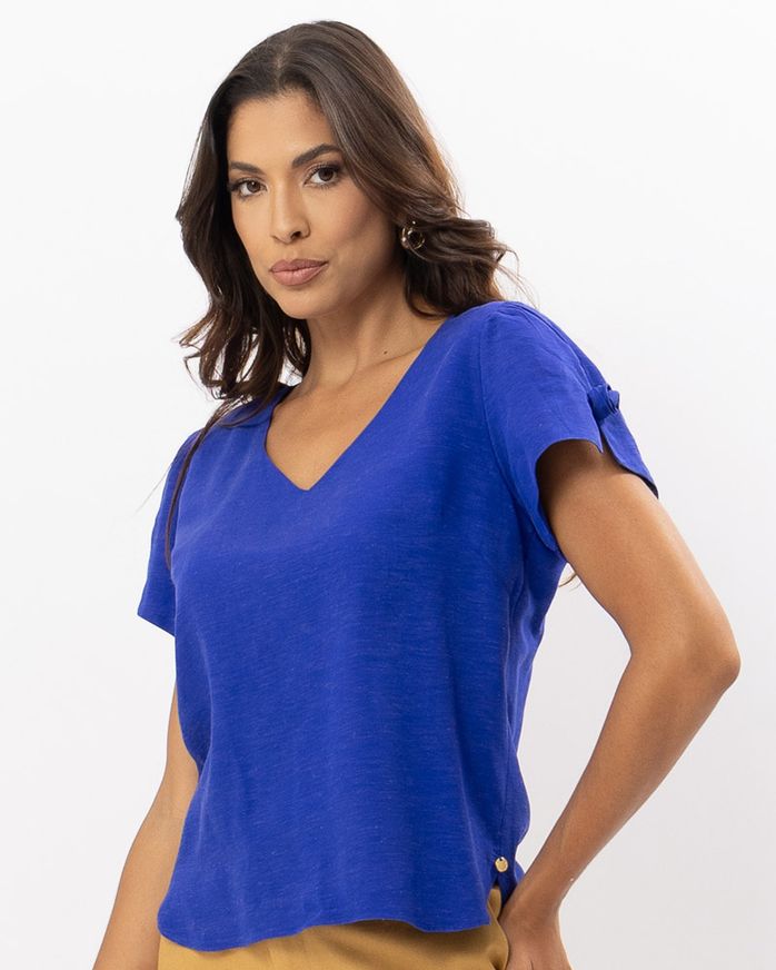 blusa-viscose-textura-linho-flor-manual-nas-mangas-azul--bt50861224-01.jpg