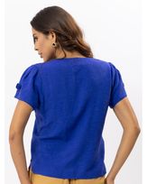 blusa-viscose-textura-linho-flor-manual-nas-mangas-azul--bt50861224-03.jpg
