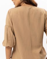 blusa-viscose-de-linho-mangas-franzidas-amarula-bt50501224-03.jpg