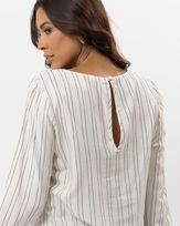 blusa-viscose-listras-mangas-volumosas-off-white-bt33720424-03.jpg