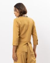 blazer-linho-com-botoes-personalizados-amarula-zt50421224-03.jpg