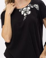 blusa-viscose-de-linho-pb-com-flor-e-pedrarias-aplicadas-preto--bt50980125-02.jpg