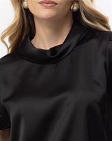 blusa-cetim-gola-virada-e-manga-curta-preto--bt60040125-02.jpg