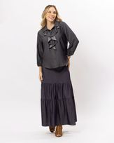 camisa-jeans-leve-frente-babados-e-pespontos-contrastantes-preto-ij34240424-02.jpg