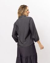 camisa-jeans-leve-frente-babados-e-pespontos-contrastantes-preto-ij34240424-03.jpg