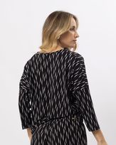 blusa-bolha-malha-jersey-estampada-decote-v-preto--bm51520125-03.jpg