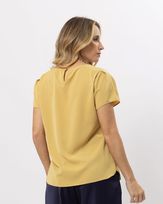 blusa-tecido-manga-curta-com-pregas-manteiga-bt34420624-03.jpg