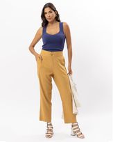 calca-reta-linho-botoes-personalizados-amarula-ct50401224-02.jpg