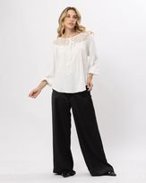 blusa-tecido-textura-pala-renda-com-amarracao-off-white-bt51280125-02.jpg