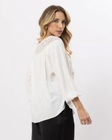 blusa-tecido-textura-pala-renda-com-amarracao-off-white-bt51280125-03.jpg