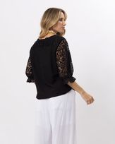 blusa-viscose-de-linho-pala-e-manga-com-renda-preto--bt51500125-03.jpg