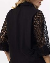 camisa-tecido--textura-gola-e-mangas-com-renda-preto--it51300125-03.jpg