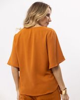 blusa-tecido-alfaiataria-decote-argola-resina-cobre--bt51400125-03.jpg