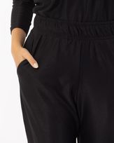 calca-comfy-reta-malha-gloss-preto--cm41260624-03.jpg