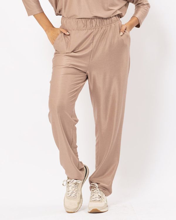 calca-comfy-reta-malha-gloss-pele-cm41260624-01.jpg