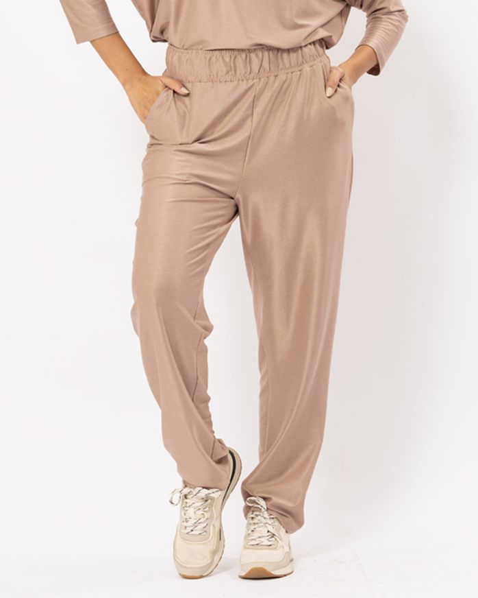 calca-comfy-reta-malha-gloss-pele-cm41260624-01.jpg