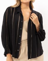 camisa-viscose-com-entremeios-bordados-e-mangas-franzidas-preto--it50921224-02.jpg