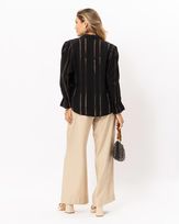 camisa-viscose-com-entremeios-bordados-e-mangas-franzidas-preto--it50921224-03.jpg