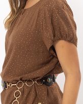 blusa-viscose-poas-brilho-manga-curta-chocolate-bt52320225-02.jpg