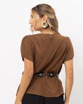 blusa-viscose-poas-brilho-manga-curta-chocolate-bt52320225-03.jpg