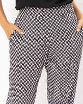 calca-reta-alfaiataria-estampa-pied-de-poule-preto--ct52220225-02.jpg