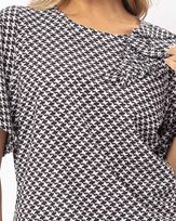 blusa-alfaiataria-estampa-pied-de-poule-e-broche-flor-bordada-preto--bt52240225-02.jpg