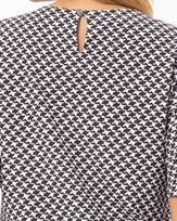 blusa-alfaiataria-estampa-pied-de-poule-e-broche-flor-bordada-preto--bt52240225-03.jpg