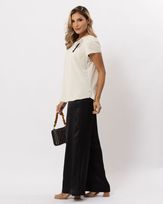 blusa-ticodo-flor-bordada-manga-curta-pregas-natural-bt52120225-03.jpg