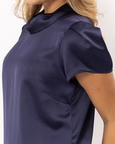 blusa-cetim-gola-virada-e-manga-curta-azul--bt60040125-02.jpg