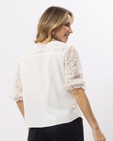 blusa-viscose-de-linho-pala-e-manga-com-renda-off-white-bt51500125-03.jpg