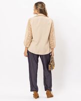 camisa-tecido--textura-gola-e-mangas-com-renda-nude--it51300125-03.jpg